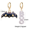 Pendientes asimétricos de Halloween con murciélago y letras BOO en aleación dorada - Murciélago y BOO Asimétrico (JE0998K)