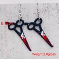 Macro-opname van bebloede acryl mes oorbellen met details van 6,6cm lengte en 2,0g gewicht - Bloederige Kunst Schaar Stijl (JE0989P)