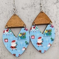 Pendientes navideños de madera con motivos de Papá Noel sobre un fondo gris con textura fina - Papá Noel Unicornio Azul Claro (JE1016C)