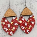 Detalle de pendientes de madera con forma de corazón y motivos de Papá Noel y oso polar - Papá Noel Oso Polar Rojo (JE1016E)