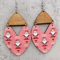 Detalle de pendientes de madera con estampado de Papá Noel y texto de Merry Christmas - Papá Noel Campanas Rosa (JE1016F)
