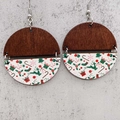 Detalle de pendientes navideños con diseño de reno en madera y ganchos metálicos de plata - Estampado Blanco Reno Bastón (JE1017D)