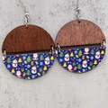 Detalle de pendientes navideños con semicírculo de madera y patrón de tela festiva - Estampado de Navidad Azul Real (JE1017C)