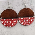 Pendientes de madera navideños festivos con diseño de Papá Noel y estampado de texto - Papá Noel Rojo HoHoHo (JE1017B)
