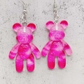 Détail de boucles d'oreilles ours en résine rose avec paillettes et texture gelée - Style Pailleté Rose Pêche (JE1026E)