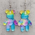 Détail des boucles d'oreilles ours 3D en résine arc-en-ciel avec paillettes argentées - Dégradé Rêveur Bleu-Violet (JE1026C)