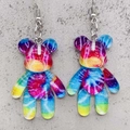 Boucles d'oreilles ours en résine avec dégradé tie-dye vibrant et paillettes scintillantes - Style Tie-dye Multicolore (JE1026A)