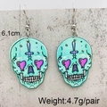 Detailansicht der mintgrünen Acryl-Totenkopf-Ohrringe mit lila Herzen und Größenangabe - Minzgrüner Totenkopf (JE1059G)