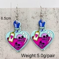 Detail von Giftflaschen-Ohrringen mit lila Totenkopf und rosa Flüssigkeit, 6,5 cm - Lila Totenkopf Giftflasche (JE1059F)