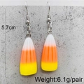 Candy Corn Halloween-Ohrhänger aus Harz in Weiß, Orange und Gelb mit Silbernen Haken - Klassischer Dreifarbiger Zuckermais-Stil (JE1074B)