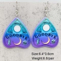 Macro-detail van acryl Ouija-oorbellen met afmetingen 6,4x3,6 cm en gotische symbolen - Ouija Planchette Stijl (JE1089A)