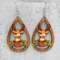 Detalle de los pendientes de madera en forma de gota con reno navideño y corona festiva aquí - Estilo Gota de Agua Reno (JE1113A)