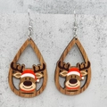 Detalle de pendientes de madera en forma de gota con renos pintados y gorros de Navidad - Estilo Hueco Reno Pintado (JE1113B)