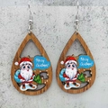 Detalle de pendientes de gota en madera con Papá Noel y texto de Feliz Navidad - Estilo Papá Noel Bajo el Árbol (JE1113F)