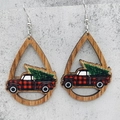 Detalle de pendientes de madera en forma de gota con camión de cuadros y abeto - Estilo Camioneta de Cuadros Rojos y Negros (JE1113G)