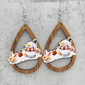 Detalle macro de pendientes de madera en gota con estampados festivos navideños - Estilo Muñeco de Nieve y Ciervo (JE1113H)