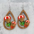 Detalle macro de pendientes de madera en forma de gota con motivos de paracaídas y regalos - Estilo Caja de Regalo Paracaídas (JE1113J)