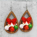 Detalle de pendientes de madera en forma de gota con lazo rojo y motivos navideños en piedra - Estilo Bola Redonda con Lazo (JE1113K)
