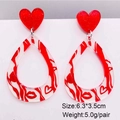 Detail der Herzohrringe mit Lippen-Anhänger zeigt Größe 6,3x3,5 cm und Gewicht von 5,0g - Transparenter Tropfen Lippenabdruck (JE1171E)