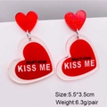 Detailansicht der herzförmigen Glitzerohrringe mit Don't stop KISS ME Textdesign - Roter Glitzer Doppelschichtherz (JE1171F)