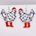Detalle de los pendientes de gallina navideña con gorro de Papá Noel y botas de purpurina - Gallo con Gorro de Navidad y Botas Rojas (Doble cara) (JE1170C)