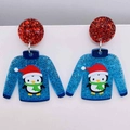 Detail der Acryl-Pinguin-Ohrringe mit blauen Pullover-Anhängern und roten Glitzer-Steckern - Pinguin-Muster (JE1181A)