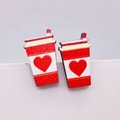Macro de pendientes de tazas de café con corazón en un soporte blanco minimalista - Estilo de Taza de Café con Corazón (JE1199J)