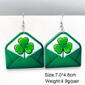 Dettaglio degli orecchini a busta verde per San Patrizio con design a trifoglio - Stile busta verde con trifoglio (JE1205E)