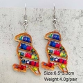 Detailaufnahme der vogelförmigen Acryl-Ohrringe mit buntem Bücherregal-Design - Vogelform Stil (JE1217I)
