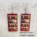 Detailaufnahme der Bücherregal-Ohrringe aus Acryl mit bunten Miniaturbüchern und Rahmen - Rotes Bücherregal Stil (JE1217D)