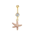 Dettaglio del piercing all'ombelico dorato con ciondolo a stella marina rosa e zircone - Stella Marina Rosa (JE1230O)