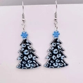 Weihnachtsbaum-Ohrringe aus Acryl mit blauem Leopardenmuster und Schneeflocken-Detail - Blau Schwarz Leopard Baum Stil (JE1186B)