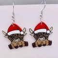 Orecchini di Natale in acrilico con mucca delle Highland scozzese e cappello rosso - Mucca Highland con Cappello di Babbo Natale (JE1186H)