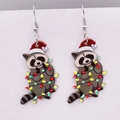 Orecchini di Natale in acrilico con procione, luci festive e cappello rosso - Raccoon con Luci di Natale (JE1186I)