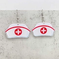 Boucles d'oreilles chapeau d'infirmière en acrylique avec croix rouge sur fond gris - Style Chapeau d'Infirmière (JE1267A)