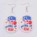 Detail von Tropfen-Ohrringen aus Kunstleder mit Teaching is a Work of Heart Aufdruck - Lehrherz Text Stil (JE1288H)