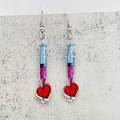 Gros plan de boucles d'oreilles en acrylique seringue et cœur rouge avec crochets argentés - Style Seringue (JE1267D)