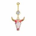 Detailaufnahme von böhmischem Gold-Bauchnabelpiercing mit Stierkopf-Anhänger und Zirkon - Rot Grün Schwarz Stammes Stierkopf Stil (JE1300D)