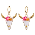 Detalle de pendientes de calavera de toro con patrón floral y cuernos dorados metálicos - Estilo Abstracto Floral Rosa Naranja Amarillo (JE1222J)