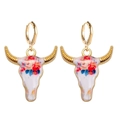 Detalle de pendientes de cabeza de toro floral con cuernos dorados y motivos de esmalte - Estilo Cabeza de Toro Floral Rojo Azul Rosa (JE1222I)