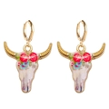 Detalle de pendientes de aro dorados con colgantes de calavera de toro y motivos florales - Estilo de Patrón Floral Rojo Rosa Azul (JE1222F)