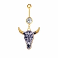 Detailansicht Bauchnabelpiercing Goldener Stierkopf Anhänger mit glitzerndem Zirkonia - Schwarze Textur Stierkopf Stil (JE1300A)