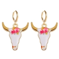 Detalle de los pendientes de calavera de toro boho con flores rosas y cuernos dorados - Estilo Pintado Floral Rosa (JE1222H)