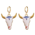 Primer plano de pendientes de cabeza de toro con detalles coloridos bohemios - Estilo de Cabeza de Toro Pintado Púrpura Naranja Rosa (JE1222K)