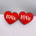 Pendientes de corazón en madera roja con texto LOVE y textura de veta de madera natural - Estilo Corazón LOVE Rojo (JE1199B)