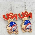 Pendientes USA de madera con gnomo y estrellas patrióticas del Día de la Independencia - Estilo de Gnomo en Bicicleta (JE1323A)