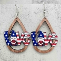 Vista macro de pendientes de madera con letras LOVE patrióticas y un diseño de gnomo de EE. UU. - Estilo de Gnomo LOVE (JE1322F)