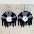 Retro Ohrringe im schmelzenden Schallplatten Design aus schwarz weißem Acryl für Musikfans - Schmelzende Schwarzweiße Schallplatte (JE1285C)
