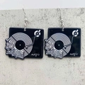 Retro-Ohrringe im Vinyl-Schallplatten-Stil mit Music-Schriftzug und weißen Details - Schwarzweißes Quadratisches Plattenspieler (JE1285B)