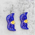 Vista de cerca de pendientes de máscara de Mardi Gras en acrílico azul con diseño de brillo - Estilo Máscara Azul (JE1346G)